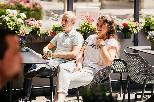 neem plaats op ons gezellige terras